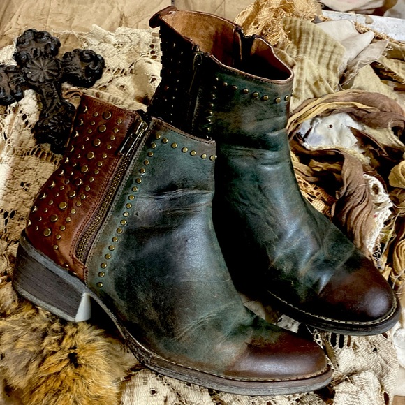 Circle G Shoes - RARE Distressed studded ombré boots Sz 9